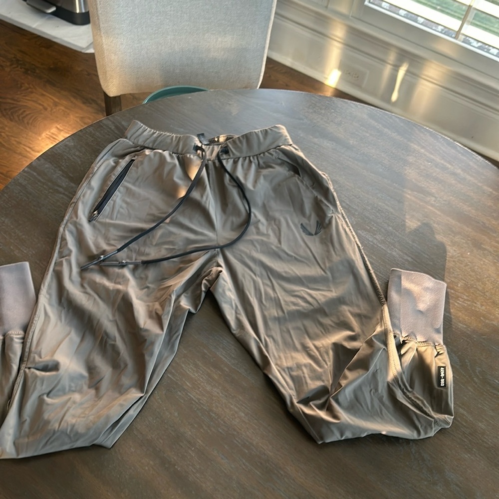 Men’s amazing ASRV joggers.